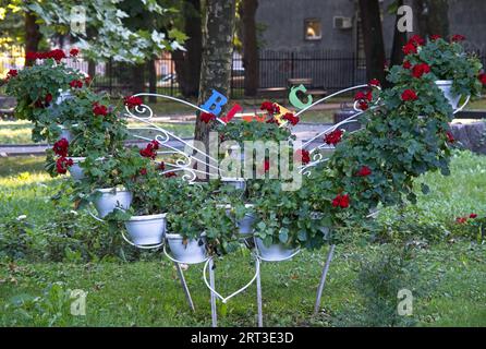 Bihac, Bosnie-Herzégovine - 06 septembre 2023 : une promenade dans le centre de la ville de Bihac dans la fédération de Bosnie-Herzégovine dans une soirée d'été ensoleillée. Se Banque D'Images