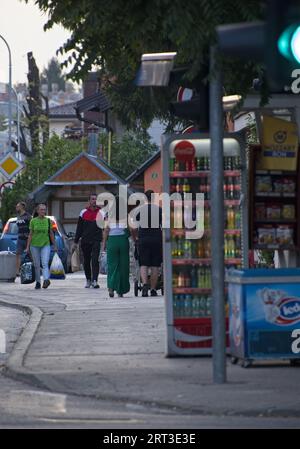 Bihac, Bosnie-Herzégovine - 06 septembre 2023 : une promenade dans le centre de la ville de Bihac dans la fédération de Bosnie-Herzégovine dans une soirée d'été ensoleillée. Se Banque D'Images