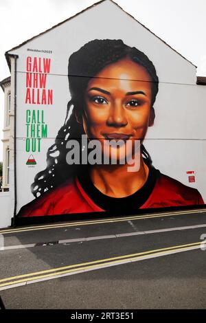 Fresque murale « Call Them Out » mettant en vedette l'ambassadrice Urdd Nia Fajeyisan. Marquer le message annuel de paix et de bonne volonté de l’Urdd (Credit UNIFY Creative) Banque D'Images