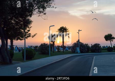 Zadar, Croatie - 15 juin 2019 : les touristes enyoing coucher de soleil incroyable sur la célèbre Salutations à l'installation de soleil sur une chaude journée d'été à Zadar Banque D'Images