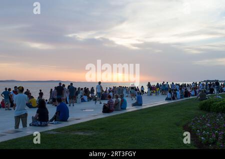 Zadar, Croatie - 15 juin 2019 : les touristes enyoing coucher de soleil incroyable sur le célèbre orgue de mer et salutations aux installations de soleil à Zadar Banque D'Images