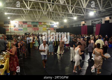 Calafell, Espagne. 10 septembre 2023. Vue de la salle pendant le festival High Rock-A-Billy à Calafell. Du 7 au 10 septembre 2023, le High Roc-A-Billy Festival A eu lieu à Calafell, qui rassemble des milliers de visiteurs nationaux et internationaux du genre Rock des années 50 Le High Rock-A-Billy Festival est un événement musical de niveau international, considéré comme le meilleur en Europe dédié au genre américain populaire des années 50 où se produisent des groupes internationaux. Crédit : SOPA Images Limited/Alamy Live News Banque D'Images