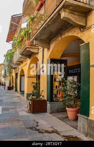 Belles allées couvertes dans la ville médiévale historique de Cirié, Turin, Piémont, Italie Banque D'Images