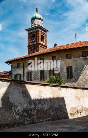 Belles allées couvertes dans la ville médiévale historique de Cirié, Turin, Piémont, Italie Banque D'Images