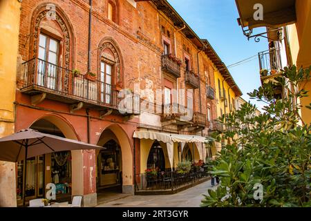 Belles allées couvertes dans la ville médiévale historique de Cirié, Turin, Piémont, Italie Banque D'Images