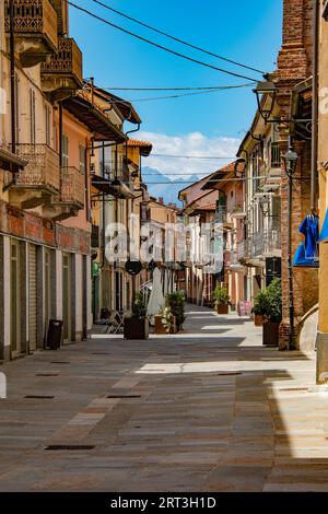 Belles allées couvertes dans la ville médiévale historique de Cirié, Turin, Piémont, Italie Banque D'Images