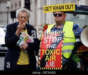 Des manifestants anti-Ulez organisent une manifestation devant Downing Street contre les efforts du maire de Londres Sadiq Khan pour étendre la zone d'Ulez. Photo : AC Banque D'Images