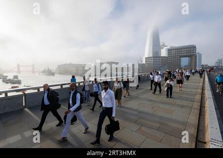 Les gens se préparent à la canicule sur le chemin du travail près de London Bridge ce matin. Les travailleurs masculins retirent leurs vestes de costume sous la chaleur. Photo prise sur 4 Banque D'Images