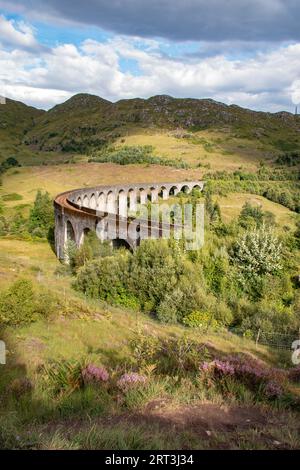 Glenfinnan Viaduc, chemin de fer emblématique de 1901 avec une travée incurvée de 21 arches, présenté dans plusieurs films de Harry Potter, Glenfinnan, West Highlands, Écosse Banque D'Images