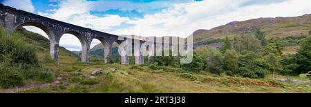 Glenfinnan Viaduc, chemin de fer emblématique de 1901 avec une travée incurvée de 21 arches, présenté dans plusieurs films de Harry Potter, Glenfinnan, West Highlands, Écosse Banque D'Images