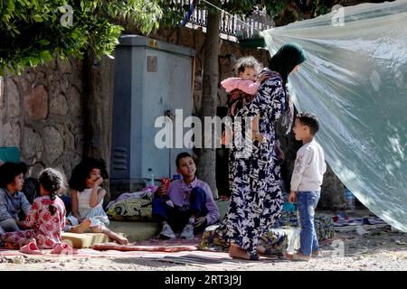 Al Haouz, Maroc. 10 septembre 2023. Des femmes et des enfants se logent sous des tentes de fortune installées pour ceux qui ont été déplacés par le puissant tremblement de terre qui a frappé le Maroc vendredi dernier. Le nombre de morts dans le puissant tremblement de terre qui a frappé le Maroc vendredi dernier est passé à 2 122 personnes alors que les sauveteurs dans le pays ont couru contre la montre à la recherche de survivants potentiels dans une mission difficile dans des zones montagneuses reculées. Crédit : Khaled Nasraoui/dpa/Alamy Live News Banque D'Images