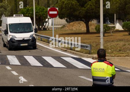 Almeria, Espagne - 26 mai 2023 : un policier espagnol se tient dans la rue, contrôle la circulation des voitures. Banque D'Images