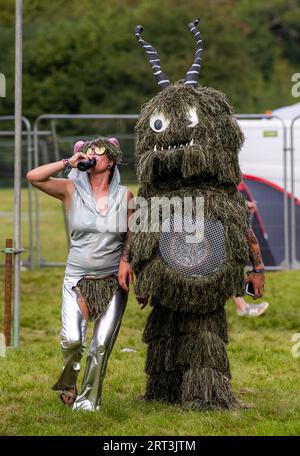 Wookiee et ami dans le thème de l'espace. Mucky Weekender Festival, Vicarage Farm, Woodmancott, près de Winchester, Hampshire, ROYAUME-UNI Banque D'Images