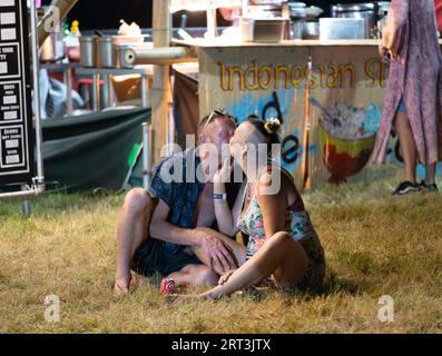 Couple s'embrassant. Festival de musique. Mucky Weekender Festival, Vicarage Farm, Woodmancott, près de Winchester, Hampshire, ROYAUME-UNI Banque D'Images