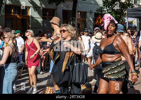 Des gens dansent dans la rue au Kallio Block Party 2023 à Helsinki, Finlande Banque D'Images