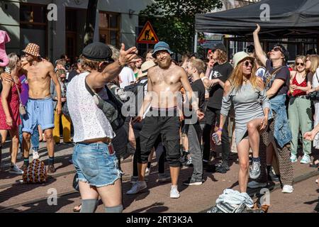 Des gens dansent dans la rue au Kallio Block Party 2023 à Helsinki, Finlande Banque D'Images