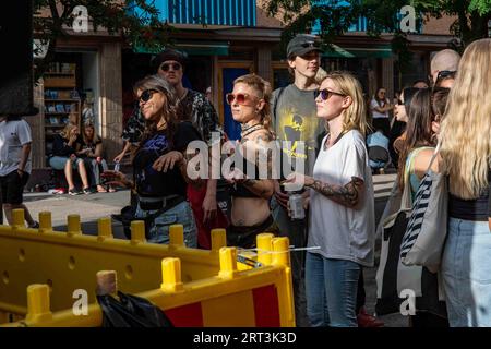 Des jeunes écoutant et dansant de la musique DJ à Vaasankatu au Kallio Block Party à Helsinki, Finlande Banque D'Images