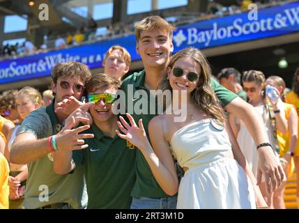 Waco, Texas, États-Unis. 9 septembre 2023. Baylor Bears étudiants lors de la 1e moitié du match de football de la NCAA entre les Utes de l'Utah et les Baylor Bears au McLane Stadium de Waco, Texas. Matthew Lynch/CSM/Alamy Live News Banque D'Images