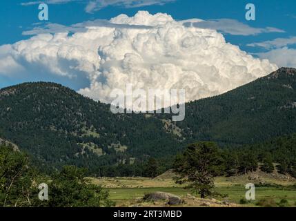 Thunderhead construit au-dessus du parc Moraine dans le parc national des montagnes Rocheuses Banque D'Images