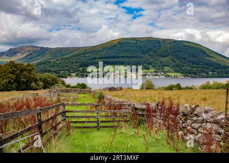 Magnifique Loch gagnez un jour nuageux d'été, Lochearnhead, Perthshire, Écosse Banque D'Images