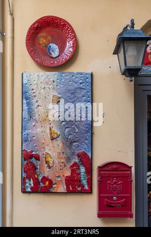 Décorations en céramique sur la façade d'un bâtiment dans le centre historique de Albissola Marina, Savone, Ligurie, Italie. Banque D'Images