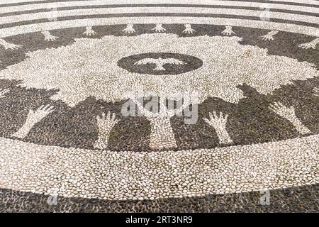 Cimetière de l'église de Nostra Signora della Concordia, avec un pavage de galets noirs et blancs dans un motif concentrique, Albissola Marina, Savone Banque D'Images