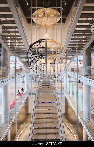 Istanbul, Turquie - 10 septembre 2023 : vue intérieure et escaliers du nouveau musée d'art moderne d'Istanbul, conçu par Renzo Piano Building Workshop Banque D'Images