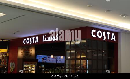 Dubaï, Émirats arabes Unis - 09-10-2023: "Costa" point de vente de café dans Burjuman Mall Banque D'Images