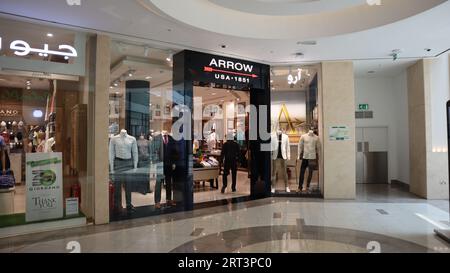 Dubaï, Émirats arabes Unis - 09-10-2023: "Arrow" point de vente de mode dans Burjuman Mall Banque D'Images