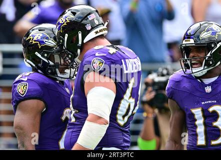 Baltimore, États-Unis. 10 septembre 2023. Le running back des Ravens de Baltimore J.K. Dobbins (à gauche) réagit avec le centre Tyler Linderbaum (64) après un touchdown contre les Texans de Houston alors que Devin Duvernay (13) regarde lors de la première moitié du match d'ouverture à domicile des Ravens de Baltimore au M&T Bank Stadium de Baltimore, Maryland, le dimanche 10 septembre 2023. Photo de David Tulis/UPI crédit : UPI/Alamy Live News Banque D'Images