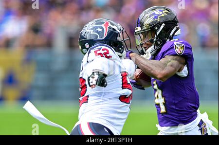 Baltimore, États-Unis. 10 septembre 2023. Le receveur Wide des Ravens de Baltimore Zay Flowers (4) et le défensif des Texans de Houston Jonathan Greenard (52) se ferment les bras lors de la première moitié du match d'ouverture à domicile des Ravens de Baltimore au M&T Bank Stadium de Baltimore, Maryland, le dimanche 10 septembre 2023. Photo de David Tulis/UPI crédit : UPI/Alamy Live News Banque D'Images