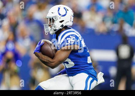 Indianapolis, Indiana, États-Unis. 10 septembre 2023. Indianapolis Colts Running back Deon Jackson (35) court avec le ballon lors du match de la NFL contre les Jaguars de Jacksonville à Indianapolis, Indiana. John Mersits/CSM/Alamy Live News Banque D'Images