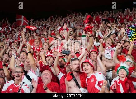 Helsinki, Finlande. Septembre 10 2023 : . Supporters danois lors d'un match de qualification du Groupe H EURO 2024, Finlande contre Danemark, au stade olympique d'Helsinki, Finlande. Kim Price/CSM crédit : CAL Sport Media/Alamy Live News Banque D'Images