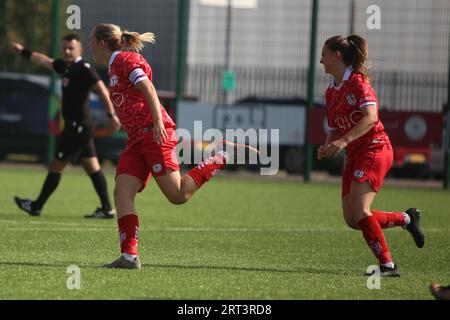 Ocean Park, Cardiff, Galles du Sud, Royaume-Uni. 10 SEPTEMBRE 2023. Cori Williams, attaquant féminin de Cardiff City, célèbre un but. Banque D'Images