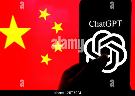 Dans cette illustration photo, ChatGPT logo vu affiché sur un smartphone avec le drapeau chinois en arrière-plan. Banque D'Images