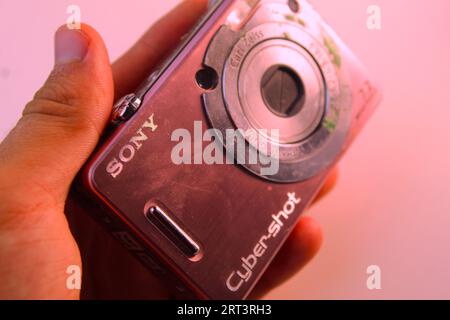 Photo d'un petit appareil photo Cyber Shot rose Sony. Banque D'Images