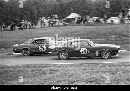 Watkins Glen 1969 Trans Am ; voiture #5 Bob Grossman ; Chevolot Camero ; terminé 8e ; voiture #29 inconnue Banque D'Images