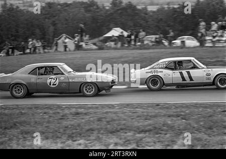 Watkins Glen 1969 Trans Am ; voiture no 72 Johnny Rutherford ; Pontiac Firebird, DNF ; voiture no 11 Larry Brock ; Chevolet Camaro, DNF Banque D'Images