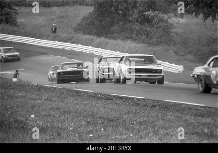 Les voitures montent la pente 3 au 1969 Trans Am à Watkins Glen race Track dans l'État de New York Banque D'Images