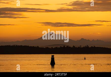 Mont Baker vu au lever du soleil depuis Turkey Head à Oak Bay, Colombie-Britannique, Canada. Banque D'Images