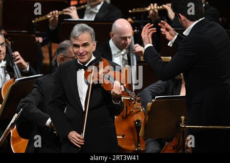 Prague, République tchèque. 10 septembre 2023. Le violoniste Gil Shaham se produit lors du concert de l'Orchestre Philharmonique d'Israël au festival international de musique Dvorak à Prague, République tchèque, le 10 septembre 2023. Crédit : Michaela Rihova/CTK photo/Alamy Live News Banque D'Images