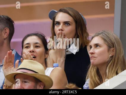 Flushing Meadow, États-Unis. 09 septembre 2023. Cara Devigny regarde l'action lors du match de finale féminine entre Coco Gauff et Aryna Sabalenka de Biélorussie au stade Arthur Ashe lors des Championnats américains Open de tennis 2023 au USTA Billie Jean King National tennis Center à New York le samedi 9 septembre 2023. Photo de John Angelillo/UPI crédit : UPI/Alamy Live News Banque D'Images