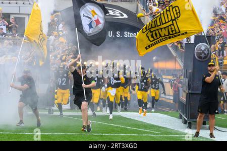 Pittsburgh, États-Unis. 10 septembre 2023. Kenny Pickett (8), le quarterback des Steelers de Pittsburgh, mène l'équipe hors du tunnel avant le début du match avec les 49ers de San Francisco au stade Arisure, le dimanche 10 septembre 2023 à Pittsburgh. Photo d'Archie Carpenter/UPI crédit : UPI/Alamy Live News Banque D'Images