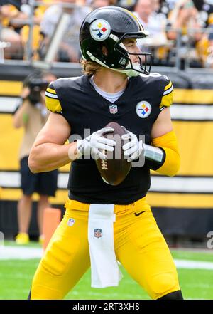 Pittsburgh, États-Unis. 10 septembre 2023. Kenny Pickett (8 ans), le quarterback des Steelers de Pittsburgh, lance dans le premier quart-temps contre les 49ers de San Francisco au stade Arisure, le dimanche 10 septembre 2023 à Pittsburgh. Photo d'Archie Carpenter/UPI crédit : UPI/Alamy Live News Banque D'Images