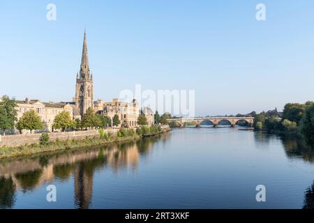 Bâtiments reflétés dans la rivière Tay à Perth, Écosse, Royaume-Uni Banque D'Images