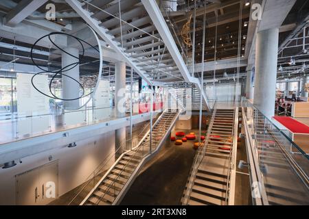 Istanbul, Turquie - 10 septembre 2023 : vue intérieure et escaliers du nouveau musée d'art moderne d'Istanbul, conçu par Renzo Piano Building Workshop Banque D'Images