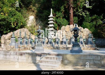 Une scène extérieure tranquille avec deux belles statues assises au milieu d'un parc luxuriant, entourées d'herbe verte vibrante et d'arbres Banque D'Images