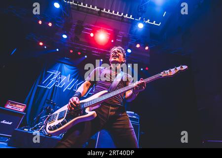 Horsens, Danemark. 12h, août 2023. Le groupe de rock canadien Danko Jones donne un concert live lors du festival de Metal danois Jailbreak 2023 à Horsens. Ici, le bassiste John Calabrese est vu en direct sur scène. (Crédit photo : Gonzales photo - Rolf Meldgaard). Banque D'Images