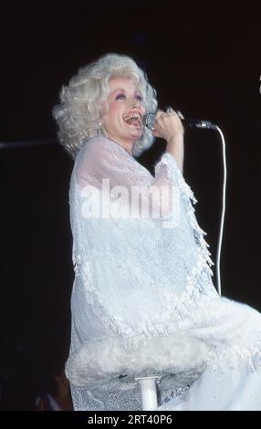 Superstar Dolly Parton se produisant sur scène lors d'un concert lors de sa tournée Midwest 1978, Banque D'Images