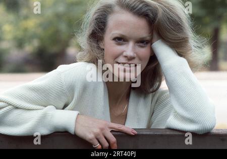 Portrait posé de l'actrice modèle Shelly Hack qui est surtout connue pour son rôle de l'un des Anges de Charlie. À Central Park en 1979. Banque D'Images